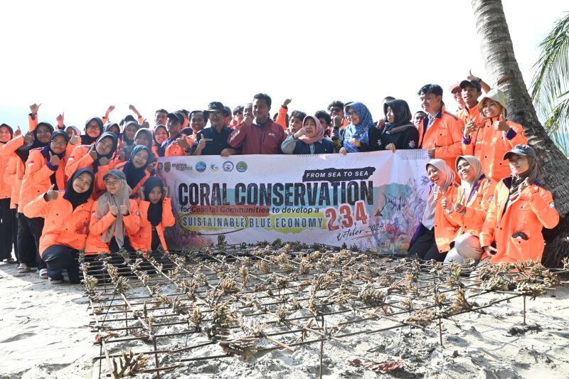 Pemkab Trenggalek dan UINSA Laksanakan Penanaman Terumbu Karang di Pantai Mutiara