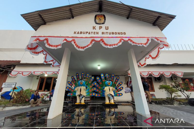 Maskot Si-Mesi di pintu masuk Kantor KPU Situbondo, Jawa Timur. ANTARA/Novi Husdinariyanto