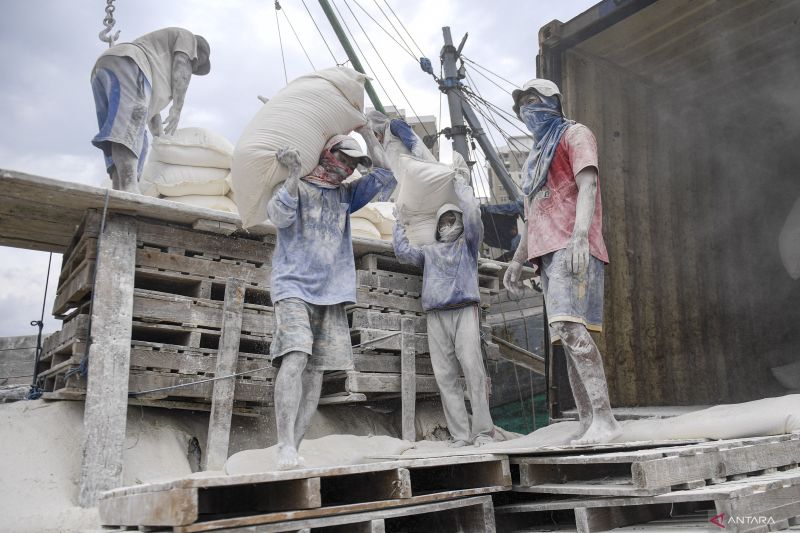 Workers carrying out loading and unloading activities at Sunda Kelapa Port, Jakarta, on January 10, 2024. (ANTARA FOTO/MUHAMMAD ADIMAJA)