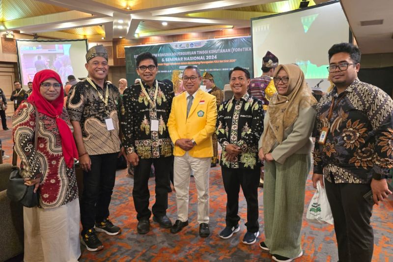 Dekan Kehutanan Unhas DR Mujetahid (tiga kiri) berfoto bersama usai terpilih memimpin FOReTIKA pada kongres di Pekanbaru, Riau.ANTARA/HO-Unhas (1)