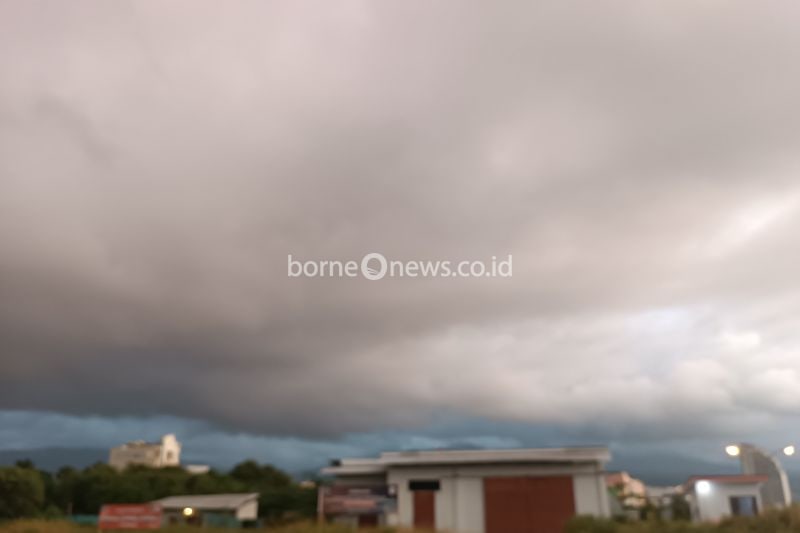 Kabupaten dan Kota di Sulawesi Utara masih berpotensi dilanda hujan intensitas sedang hingga lebat yang dapat disertai petir dan angin kencang. ANTARA/Karel A Polakitan
