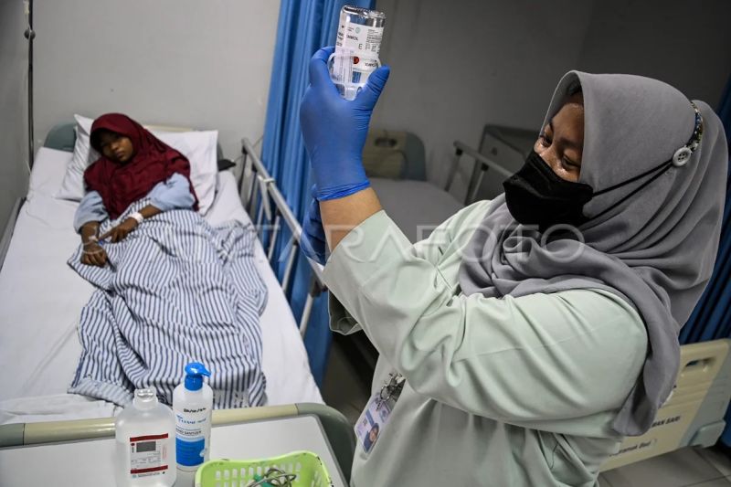 A health worker prepares medicine for a dengue patient at a hospital in Jakarta on April 18, 2024. (ANTARA FOTO/Sulthony Hasanuddin/aww)