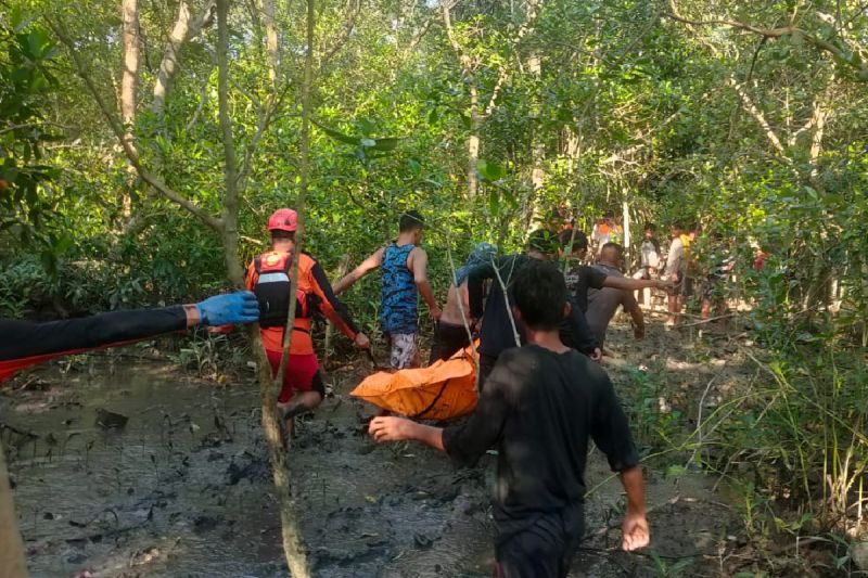 Tim SAR Evakuasi Jenazah Pria Hilang di Muara Sungai Seruwai