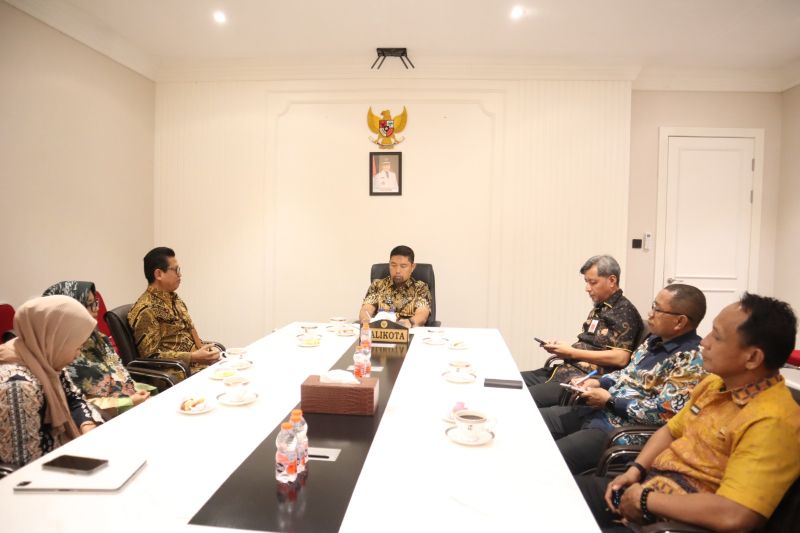 Pertemuan Pjs Wali Kota Makasssar dengan pihak UNM di Makassar, Rabu (2/09/2024). ANTARA/HO-Humas Pemkot Makassar
