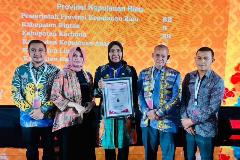 Penjabat (Pj) Bupati Nagan Raya Fitriany Farhas didampingi sejumlah pejabat daerah memperlihatkan SAKIP Award 2024 dari Kementerian PAN RB seusai diserahkan di Jakarta, Rabu (2/10/2024). ANTARA/HO-Pemkab Nagan Raya