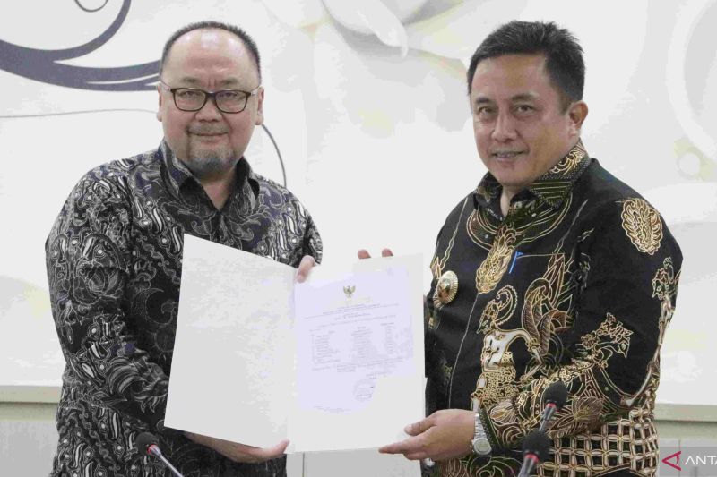 Penjabat Bupati Bekasi Dedy Supriyadi (kanan) saat menerima surat perintah kerja BPK dari Kepala Perwakilan BPK Jawa Barat Widhi Hidayat (kiri) di Ruang Rapat Bupati Bekasi, Rabu. ANTARA/Pradita Kurniawan Syah.