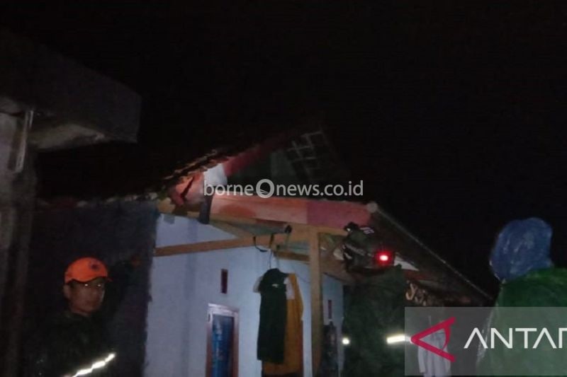 Angin Puting Beliung Rusak Rumah dan Masjid di Sukabumi