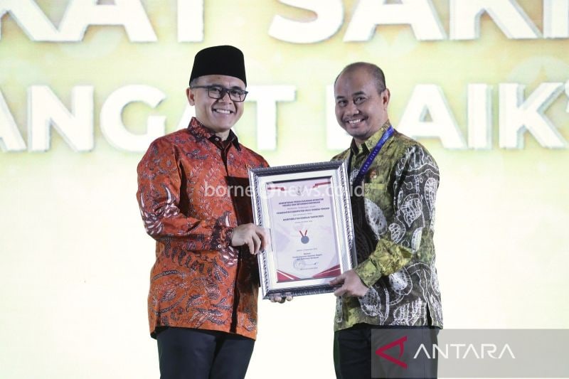 MenpanRB Abdullah Azwar Anas (kiri) menyerahkan penghargaan SAKIP kepada Penjabat Sementara (Pjs) Bupati HST Faried Fakhmansyah (kanan) pada acara SAKIP Award 2024 yang mengangkat tema Menguatkan sinergi, mewujudkan akuntabilitas untuk Indonesia Maju di Jakarta, Rabu (2/10/2024). (ANTARA/HO-Pemkab HST)