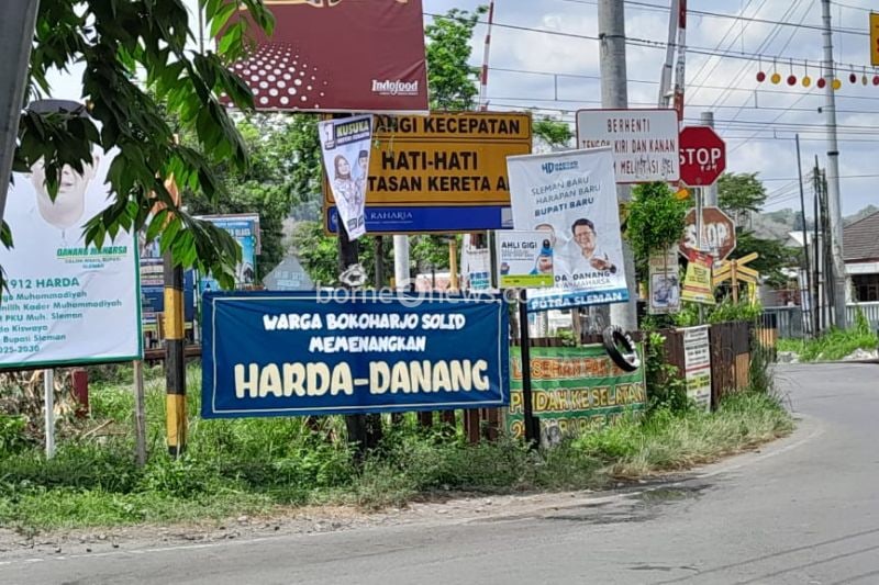 Alat Peraga Kampanye (APK) pasangan calon pada Pilkada Sleman 2024 yang dipasang di perlintasan kereta api di wilayah Prambanan, Sleman. ANTARA/HO-Bawaslu Sleman (Pilkada Sleman 2024).