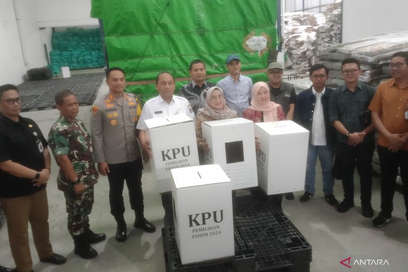 Arsip - Komisi Pemilihan Umum (KPU) Jakarta Barat dan jajaran Forum Komunikasi Pimpinan Kota (Forkopimko) setempat saat menerima sebanyak 3.468 kotak dan 13.808 bilik suara di gudang penyimpanan logistik Rawa Lele Kalideres, Jakarta Barat, Rabu (25/9/2024). ANTARA/Risky syukur.