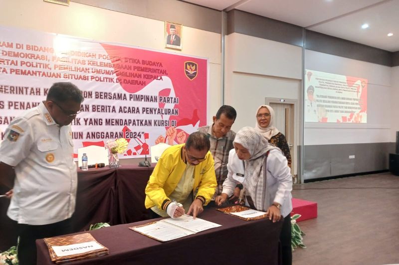 Pemkot Ambon Salurkan Bantuan Keuangan untuk Partai Politik