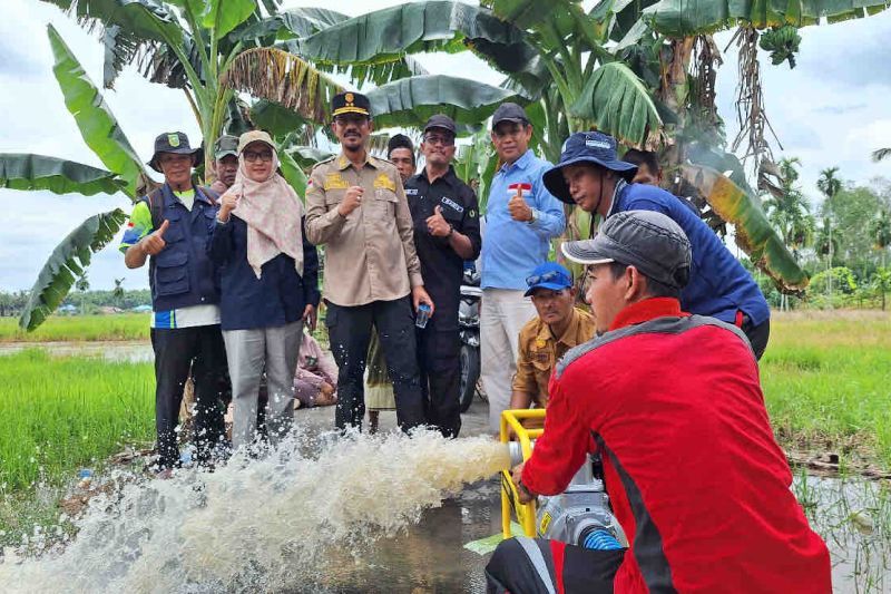 Direktur Buah dan Florikultura Kementan Liferdi Lukman (ketiga kiri) saat menyaksikan pemasangan pompa di wilayah Riau. ANTARA/HO-Humas Kementan.