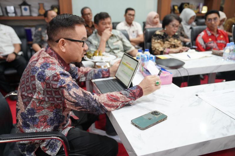 Sekprov Sulsel Jufri Rahman menghadiri rapat evaluasi anggaran di Makassar, Sulsel. (ANTARA/HO-Humas Pemprov Sulsel)