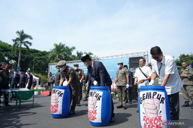 Pemusnahan 4,5 Juta Rokok Ilegal oleh Pemkab dan Bea Cukai Bandung