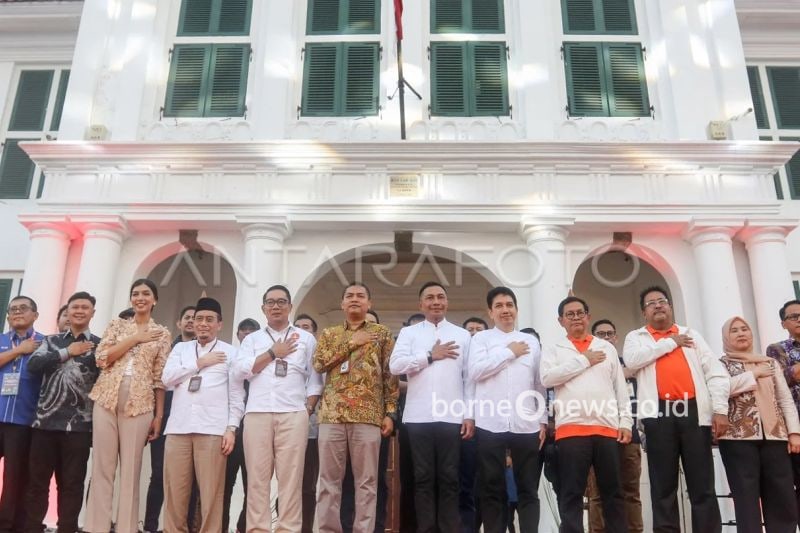 Cagub-cawagub DKI Jakarta nomor urut 1 Ridwan Kamil (kelima kiri) dan Suswono (keempat kiri), cagub-cawagub nomor urut 2 Dharma Pongrekun (kelima kanan) dan Kun Wardana (keempat kanan), cagub-cawagub nomor urut 3 Pramono Anung (ketiga kanan) dan Rano Karno (kedua kanan) bersama dengan Ketua KPU Provinsi Jakarta Wahyu Dinata (tengah) mengikuti deklarasi kampanye damai untuk Pilgub Jakarta 2024 di Museum Fatahilah, Kota Tua, Jakarta, Selasa (24/09/2024). ANTARA FOTO/Herjoko Bald/app/Spt.