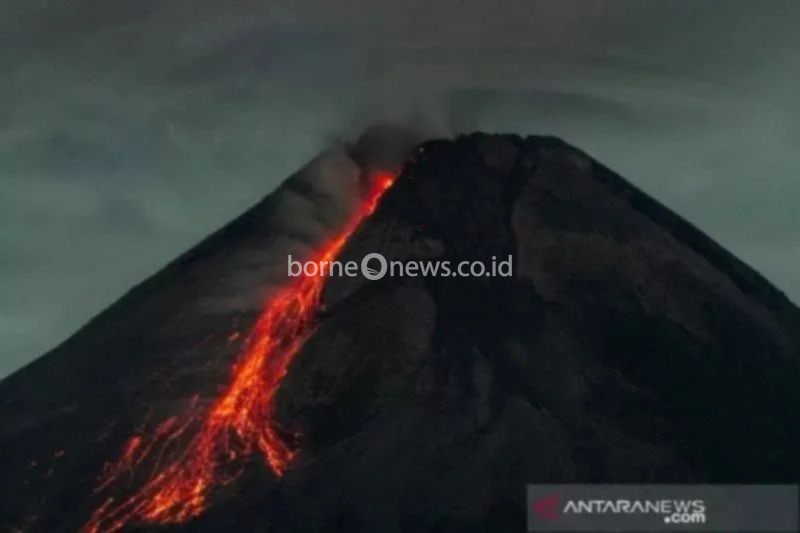 Ilustrasi - Gunung Merapi meluncurkan lava pijar dari Turi, Sleman, DI Yogyakarta, Minggu (25/4/2021). ANTARA FOTO/Hendra Nurdiyansyah/wsj. (.)
