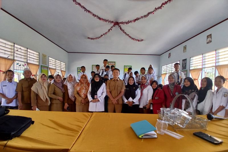 Penyuluh Agama Islam Kemenag Bolmut Mei Kosegeran, saat memberikan arahan bahaya pernikahan dini, di sebuah sekolah di Kaidipan, Bolmut, Sulut, Kamis (3/10/2024). ANTARA/HO-Kemenag Bolmut