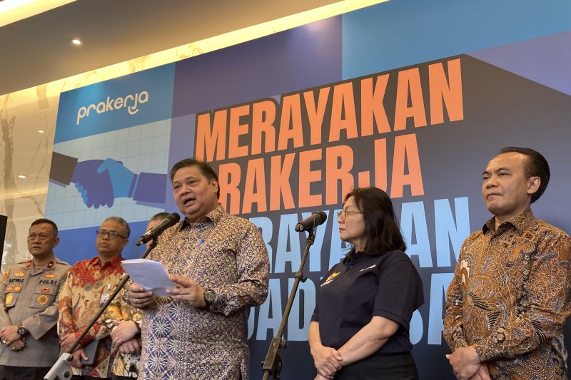Menteri Koordinator Bidang Perekonomian Airlangga Hartarto saat konferensi pers di Kantor Kemenko Perekonomian, Jakarta, Kamis (3/10/2024). ANTARA/Imamatul Silfia