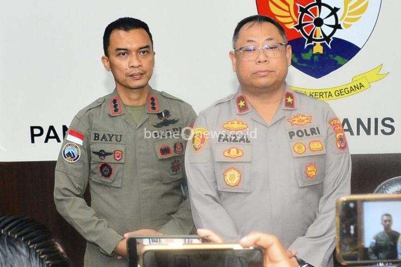 Kaops Satgas Damai Cartenz Brigjen Pol Faizal Rahmadani didampingi Kasatgas Humas Kombes Bayu Suseno. (ANTARA/HO/Dok Satgas Damai Cartenz)