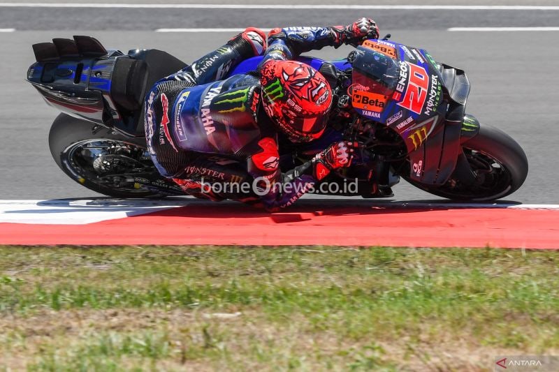 Pembalap Monster Energy Yamaha Fabio Quartararo memacu kecepatan saat mengikuti sesi Kualifikasi 2 MotoGP Mandalika di Pertamina Mandalika International Street Circuit, Lombok Tengah, Nusa Tenggara Barat, Sabtu (28/9/2024). Pembalap Prima Pramac Jorge Martin berhasil meraih pole disusul pembalap VR46 Marco Bezzecchi dan pembalap GASGAS Tech3 Pedro Acosta. ANTARA FOTO/Akbar Nugroho Gumay/agr (ANTARA FOTO/AKBAR NUGROHO GUMAY)
