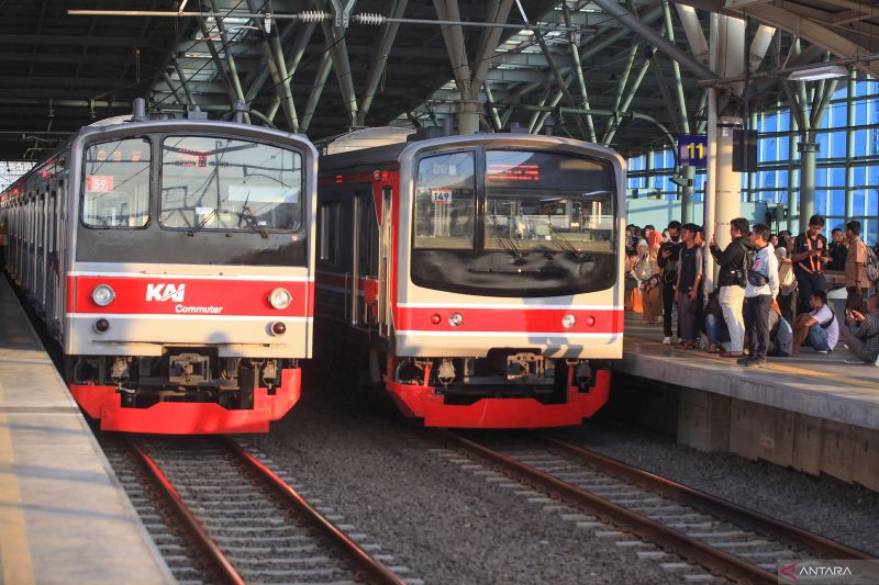 File - Passengers prepare to board commuter trains at Manggarai Station in Jakarta on September 11, 2024. The Ministry of Transportation is supporting the provision of special allocation funds for public transportation. (ANTARA FOTO/Reno Esnir/app/nym)