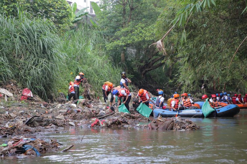 PT Pertamina International Shipping Bersihkan 14.195 Ton Sampah di Ciliwung