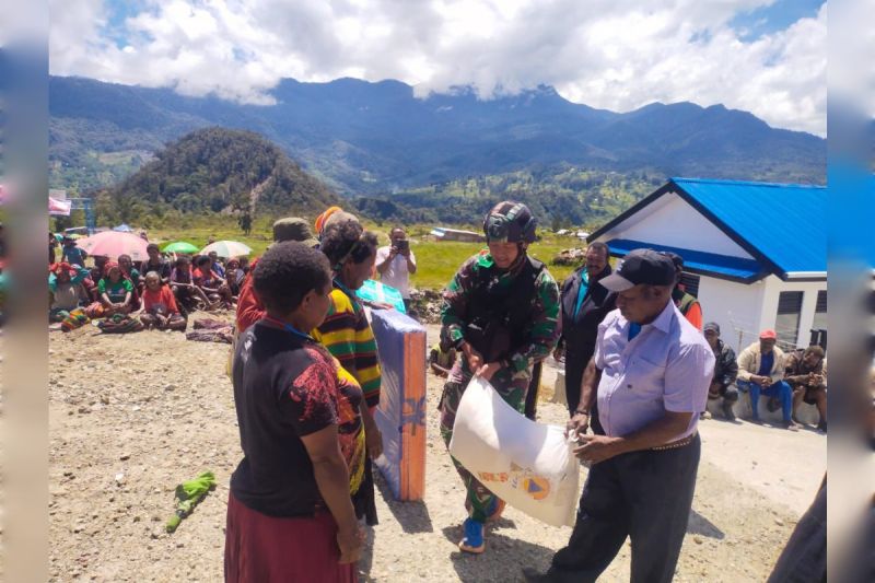 BPBD Kabupaten Puncak, Papua Tengah bersama Satgas Yonif 751/VJS menyerahkan bantuan logistik kepada warga di tujuh distrik . (ANTARA/HO-Pendam XVII/Cenderawasih)