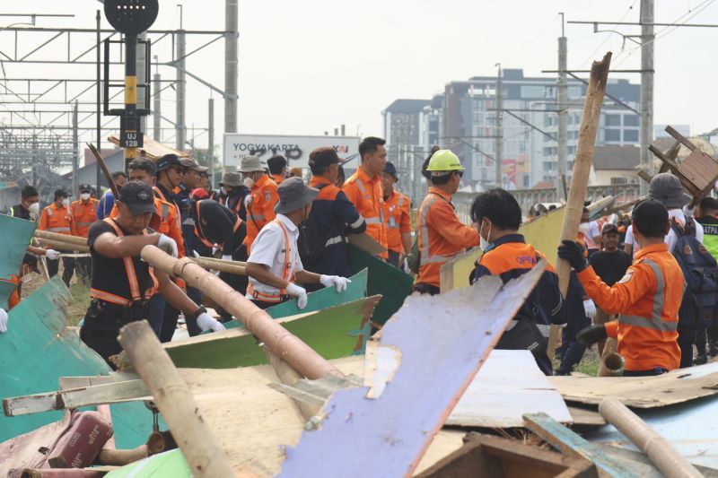 KAI Daop 6 Sterilisasi Kawasan Bong Suwung untuk Keselamatan KA