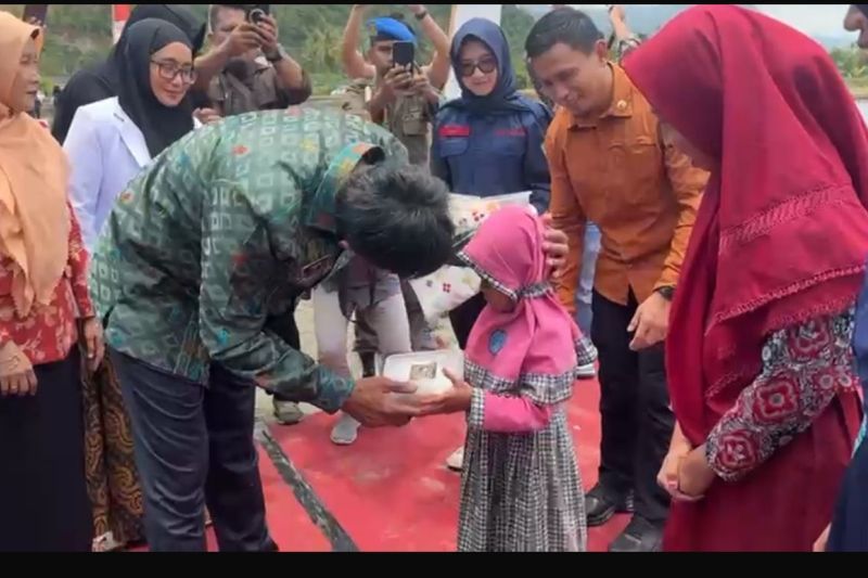 Pj Bupati Kolaka Utara Yusmin saat memberikan makan siang gratis kepada para siswa. ANTARA/HO-Pemkab Kolut