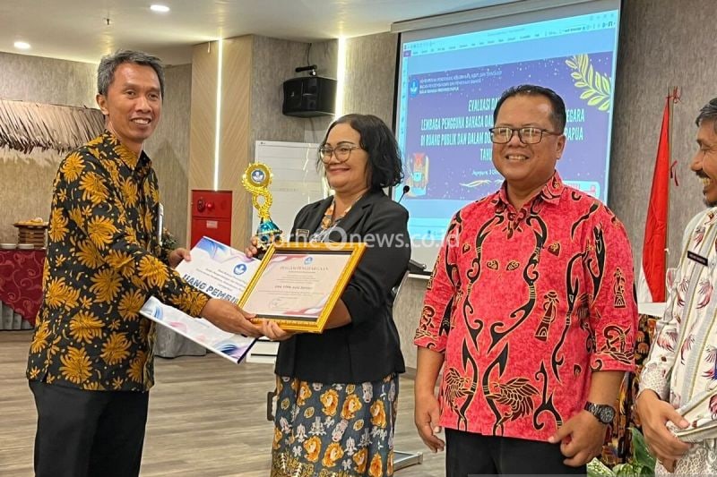 Kepala Balai Bahasa Papua Sukardi Gau saat menyerahkan piala dan penghargaan kepada salah satu lembaga terbaik dalam penggunaan bahasa Indonesia di ruang publik, Kamis (3/10/2024). ANTARA/HO-Balai Bahasa Papua