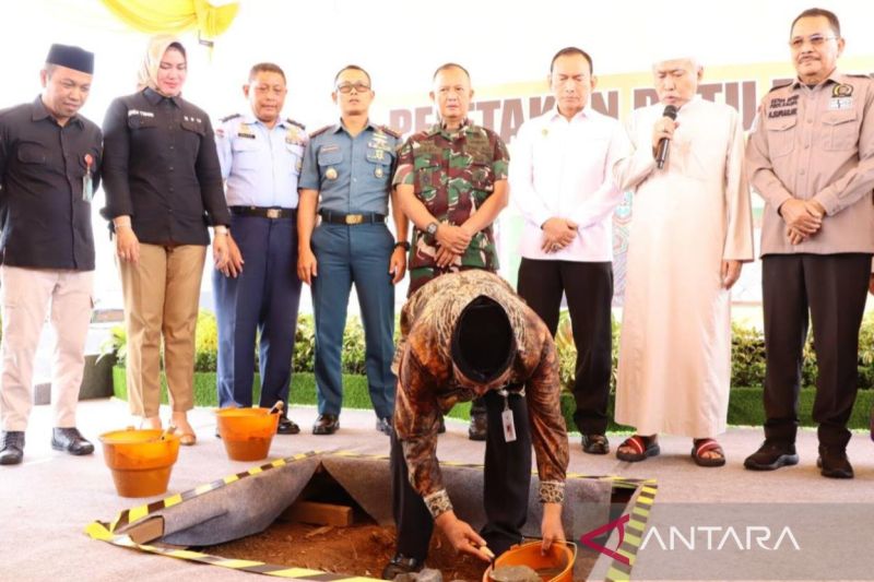 Gubernur Kalimantan Selatan Sahbirin Noor meletakkan batu pertama pembangunan gedung Komisi Pemilihan Umum (KPU) dan Badan Pengawas Pemilu (Bawaslu) provinsi setempat di pusat perkantoran Pemprov Kalsel, Kota Banjarbaru, Kamis (3/10/2024). (ANTARA/HO-Pemprov Kalsel)