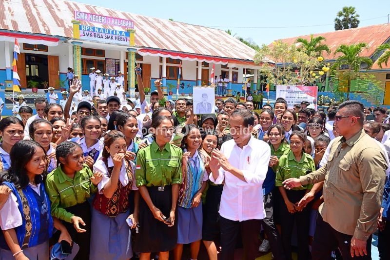 Presiden Joko Widodo (Jokowi) mengunjungi SMK Negeri 1 Kalabahi, Kabupaten Alor, Nusa Tenggara Timur (NTT), Kamis (3/10/2024). ANTARA/HO-Muchlis Jr-Biro Pers Sekretariat Presiden
