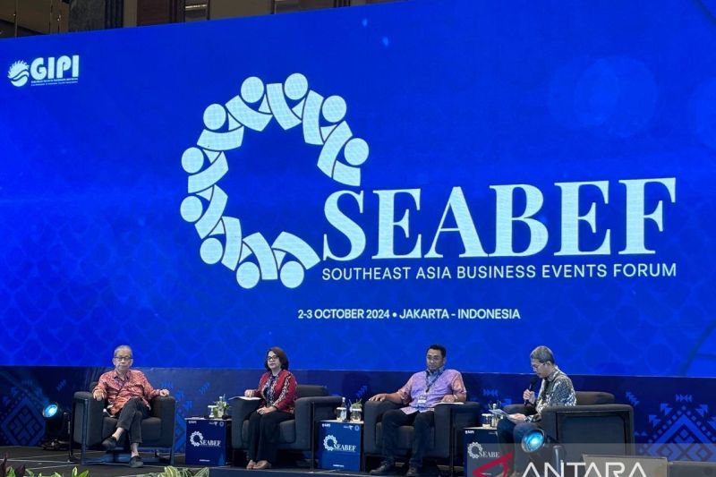 Manajer Hubungan Masyarakat Pacto Convex Ika Nazaruddin (kedua kiri), Direktur Penjualan Dyandra Promosindo Michael Bayu A Sumarijanto (kedua kanan). ANTARA/Sinta Ambar