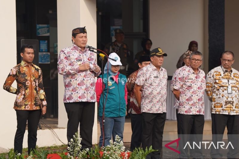 Penjabat Bupati Bogor Bachril Bakri membagikan makanan untuk anak stunting di Kantor Kecamatan Pamijahan, Kabupaten Bogor, Jawa Barat, Kamis (3/10/2024). (ANTARA/M Fikri Setiawan)