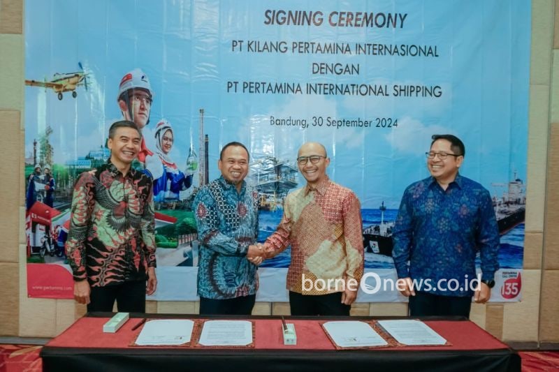 Penandatanganan kerja sama pengangkutan kargo petrokimia jenis paraxylene dan propylene antara PT Kilang Pertamina Internasional (KPI) dan PT Pertamina International Shipping (PIS) di Bandung, Jawa Barat, Senin (30/9/2024). ANTARA/HO-Humas PIS