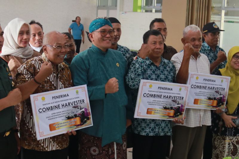 Penyerahan bantuan alat mesin pertanian dari Kementerian Pertanian kepada petani di Kabupaten Bantul Daerah Istimewa Yogyakarta. Kamis (3/10/2024) (ANTARA/HO-Kominfo Pemkab Bantul)