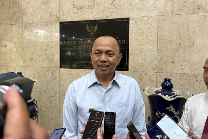 Pejabat Sementara (Pjs) Wali Kota Bandung, A Koswara saat memberikan keterangan di Kota Bandung, Jawa Barat, Kamis (3/10/2024). ANTARA/Rubby Jovan.