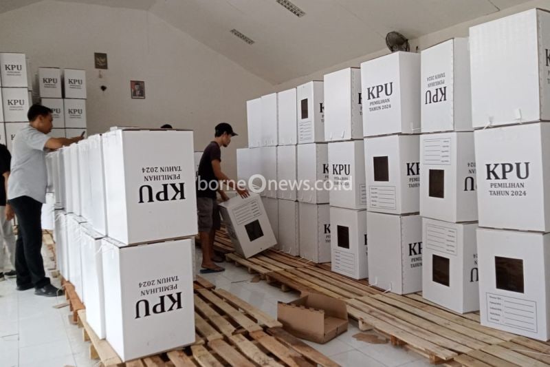 Aktivitas penyortiran logistik bilik suara di kantor Komisi Pemilihan Umum (KPU) Kota Mataram, Provinsi Nusa Tenggara Barat. (ANTARA/HO-Dokumen Pribadi)