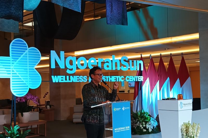 Menteri Kesehatan Republik Indonesia Budi Gunadi Sadikin memberikan arahan saat pembangunan gedung pelayanan estetik NgoerahSun Wellness and Aesthetic Center di RSUP Prof. Ngoerah Denpasar, Bali, Kamis (3/10/2024). ANTARA/Rolandus Nampu