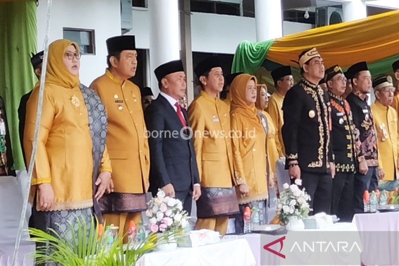 Gubernur Kalteng Sugianto Sabran (tiga dari kiri) saat upacara peringatan HUT ke-65 Kabupaten Kotawaringin Barat di Pangkalan Bun, Kamis (3/10/2024). (ANTARA/Safitri RA)