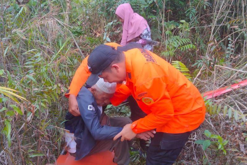 Basarnas Evakuasi Pasutri Tersesat di Hutan Nanga-nanga Kendari