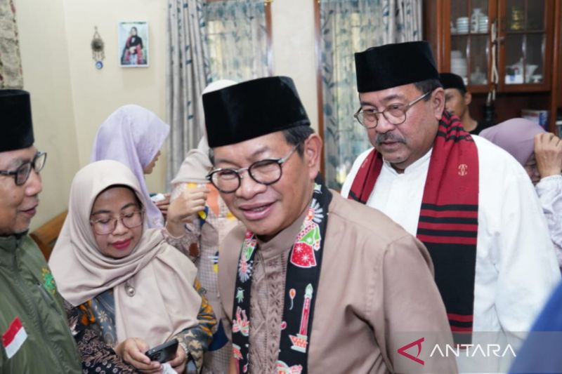 Calon gubernur (cagub) DKI Jakarta nomor urut 3, Pramono Anung di Kelurahan Ujung Menteng, Kecamatan Cakung, Jakarta Timur, Kamis (3/10/2024). ANTARA/HO-Tim Dokumentasi Pramono Anung dan Rano Karno
