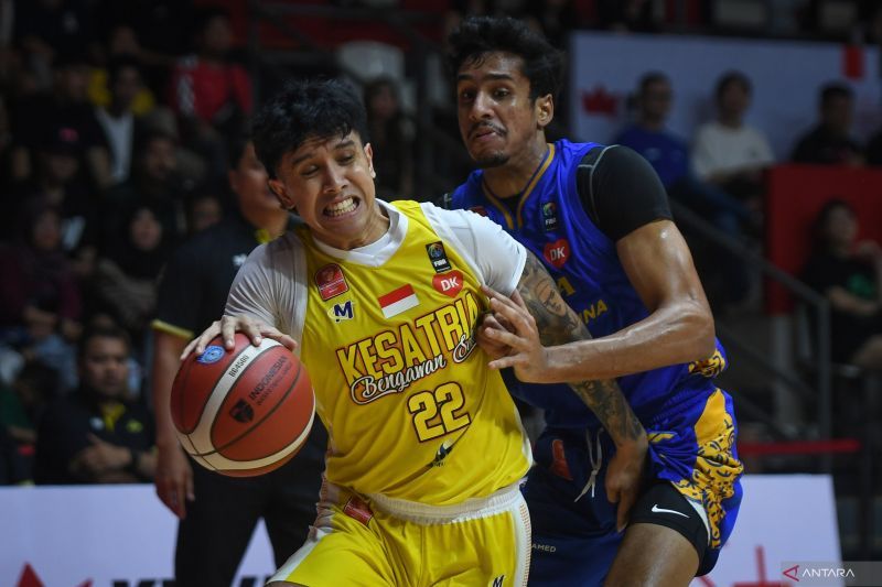 Arsip foto - Pebasket Kevin Moses Poetiray (kiri) berusaha melewati hadangan pebasket Satria Muda Pertamina Jakarta Ali Bagir Alhadar (kanan) dalam laga penyisihan Grup A IBL All Indonesian Piala Menpora di Hall Basket Senayan, Gelora Bung Karno, Jakarta, Minggu (22/9/2024). ANTARA FOTO/Hafidz Mubarak A/app/Spt.