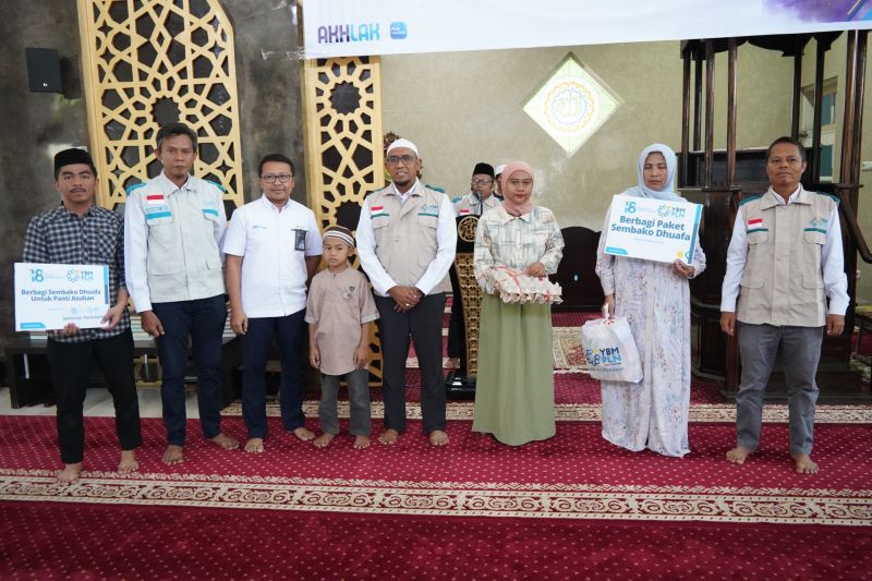 PLN Berikan Bantuan Sembako untuk Masyarakat Prasejahtera di Makassar