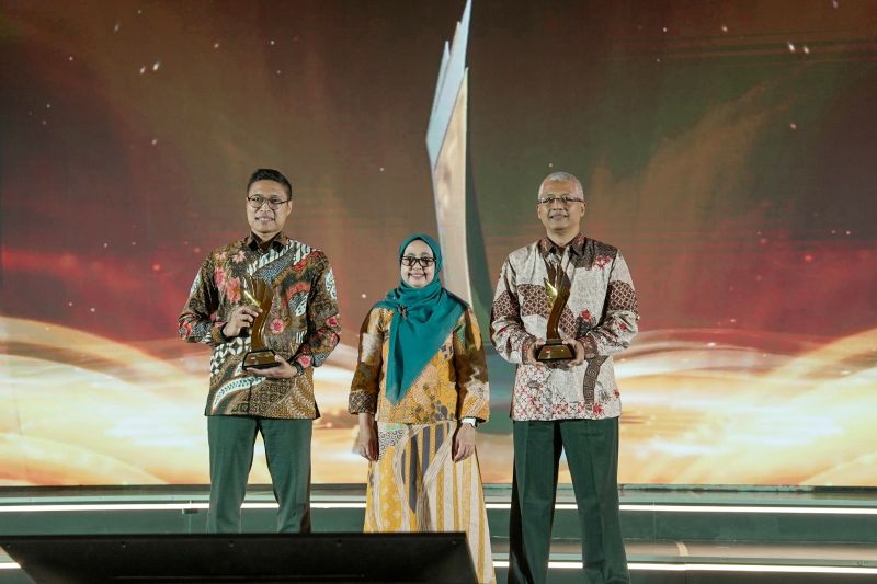 Jajaran Direksi PT Amman Mineral Nusa Tenggara memperlihatkan trofi penghargaan Good Mining Practice Award 2024 dari Kementerian ESDM di Hotel Bidakara, Jakarta, Rabu (25/9/2024). ANTARA/HO-Amman