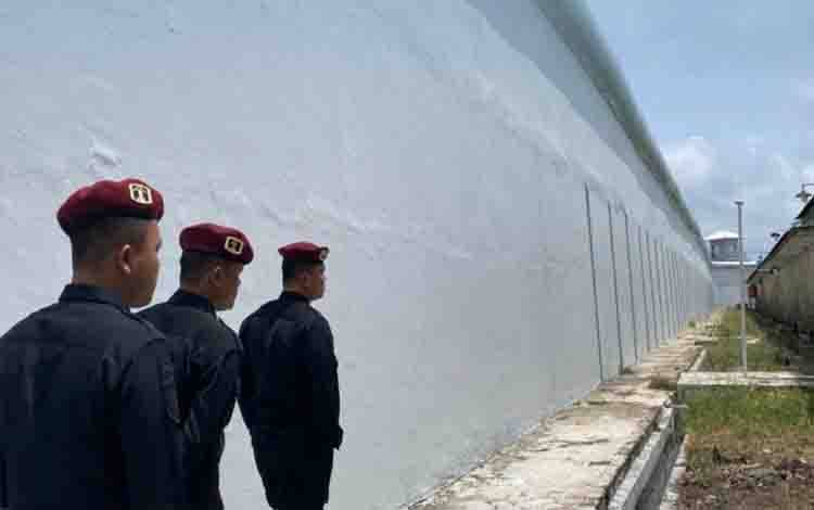 Kepala Rutan Kapuas lakukan kontrol keliling area Rutan setempat, Kamis, 3 Oktober 2024. (FOTO: IST)