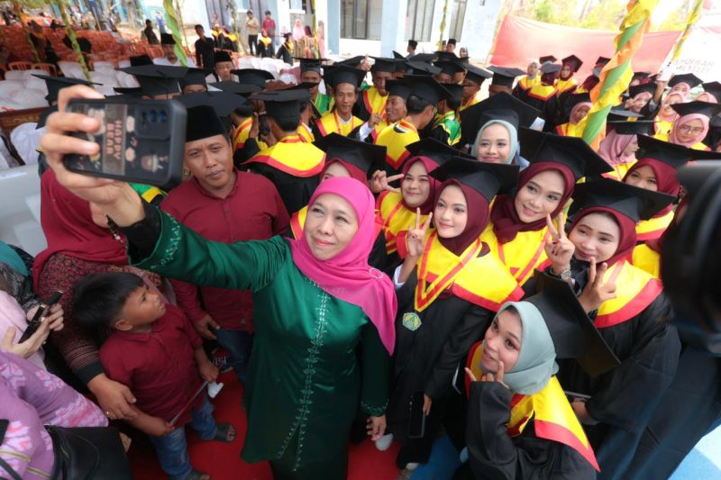 Khofifah Berkomitmen Tingkatkan Dukungan untuk Pesantren di Jatim