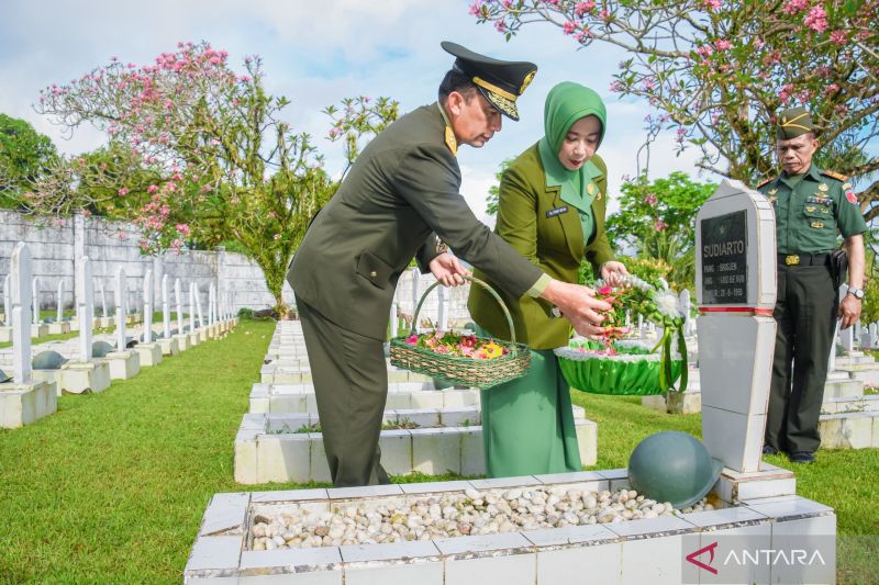TNI Maluku Gelar Ziarah dan Pasar Rakyat Menuju HUT ke-79