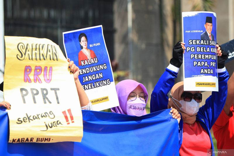 Sejumlah aktivis yang tergabung dalam Koalisi Masyarakat Sipil untuk Undang-Undang PPRT memajang poster di depan Kompleks Parlemen, Senayan, Jakarta, Selasa (17/9/2024). ANTARA FOTO/Reno Esnir/app/nym.