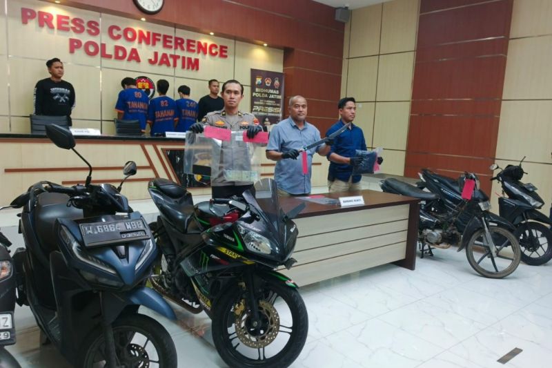 Polisi saat merilis penangkapan begal Pasuruan di Mapolda Jatim, Surabaya, Kamis (3/10/2024). ANTARA/HO-Bidhumas Polda Jatim